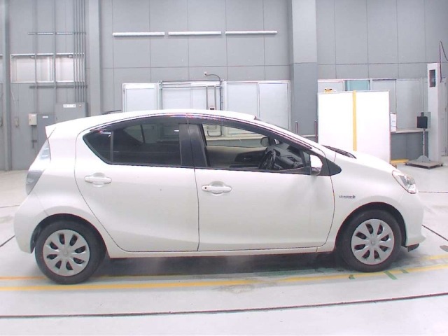 Toyota AQUA 2014 8482024-3