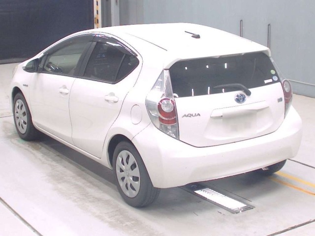 Toyota AQUA 2014 8482024-6