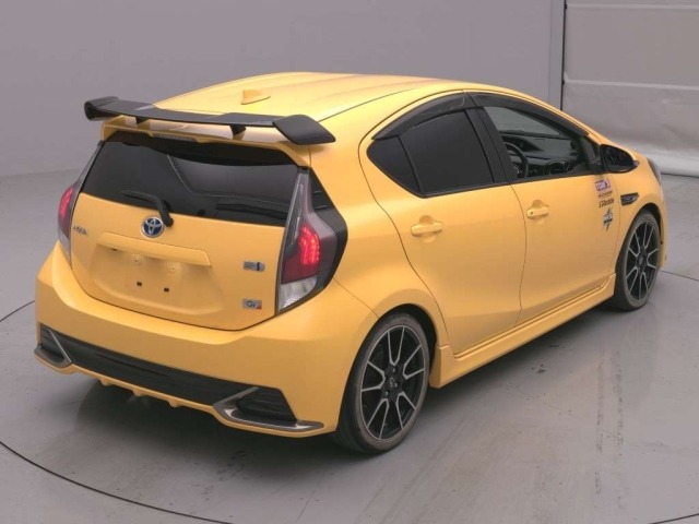Toyota AQUA 2017 8482070-1