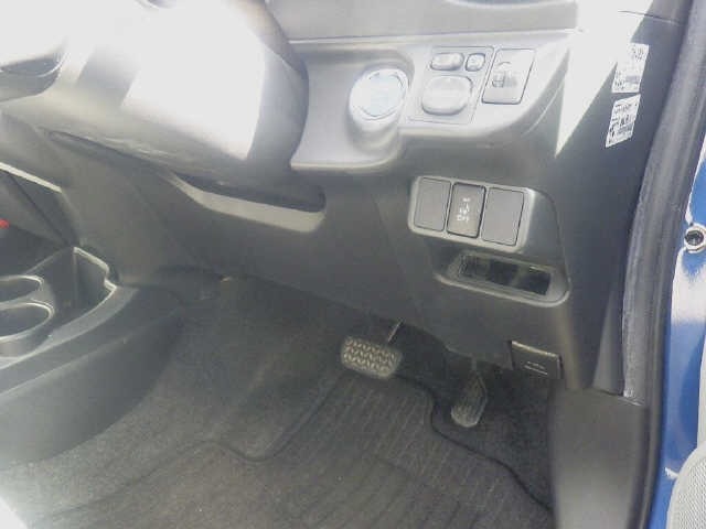 Toyota AQUA 2012 8482078-6