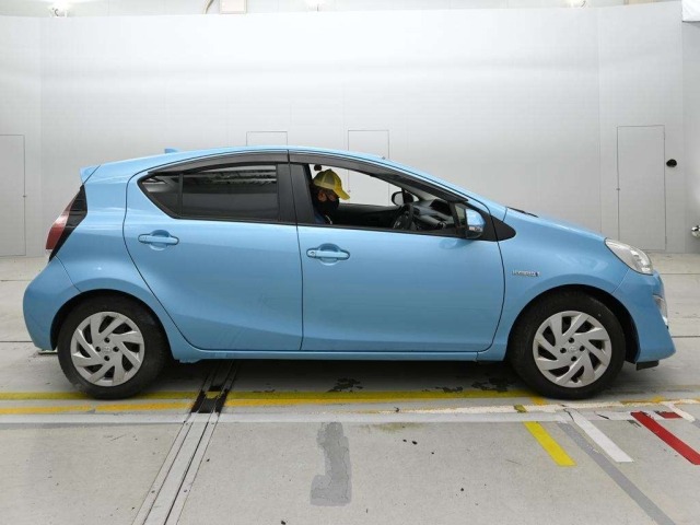 Toyota AQUA 2015 8482161-3