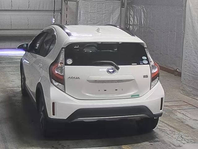 Toyota AQUA 2017 8482170-8