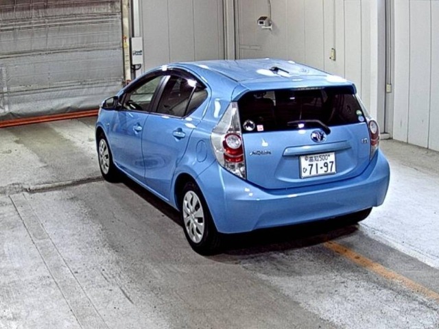 Toyota AQUA 2014 8482182-1