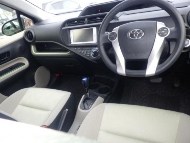 Toyota AQUA 2014 8482182-3