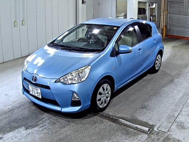 Toyota AQUA 2014 8482182-4