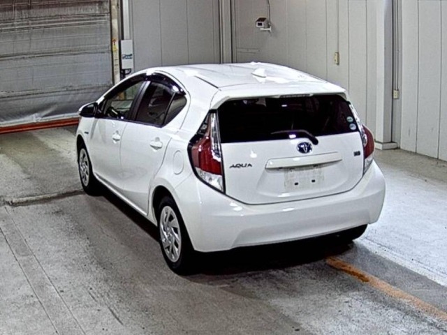 Toyota AQUA 2017 8482187-1