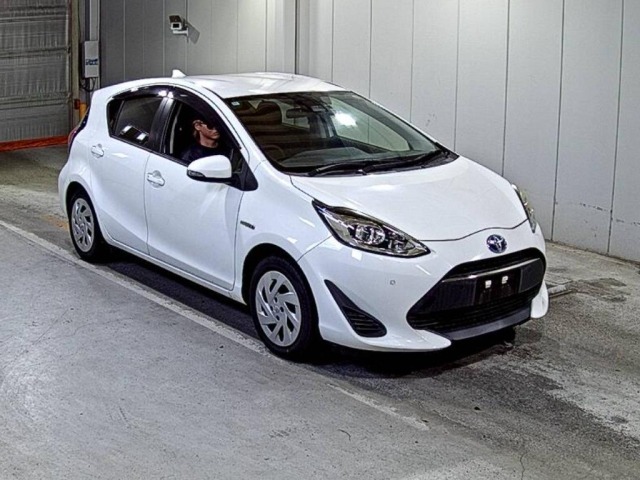 Toyota AQUA 2018 8482189-0