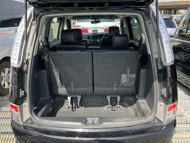 Toyota ISIS 2014 8492714-10