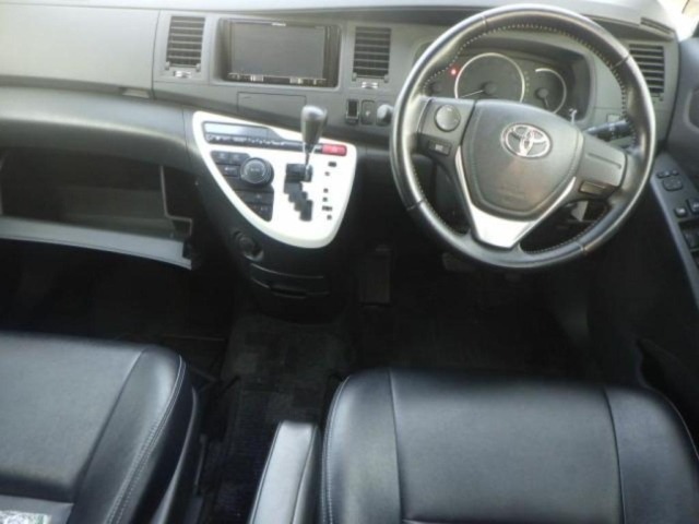 Toyota ISIS 2014 8492727-3