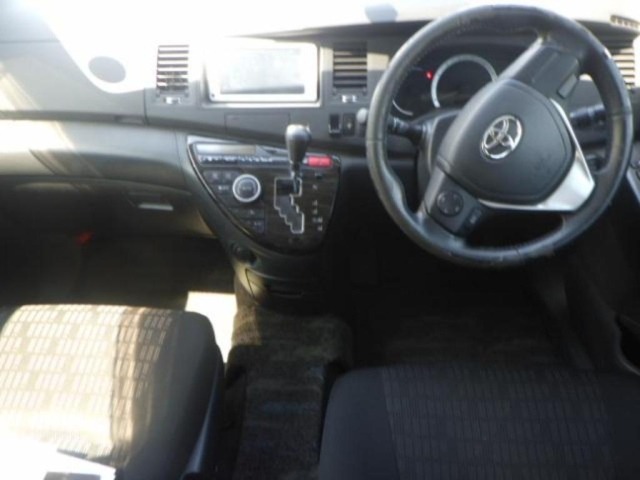 Toyota ISIS 2013 8492728-3