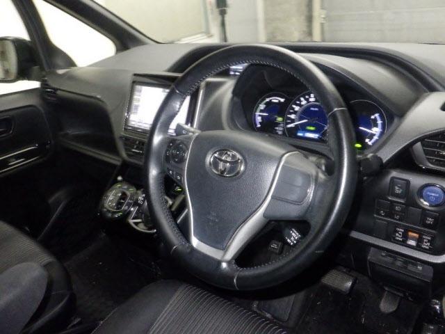 Toyota NOAH 2017 8483041-3