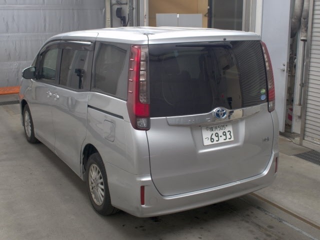 Toyota NOAH 2016 8483042-1