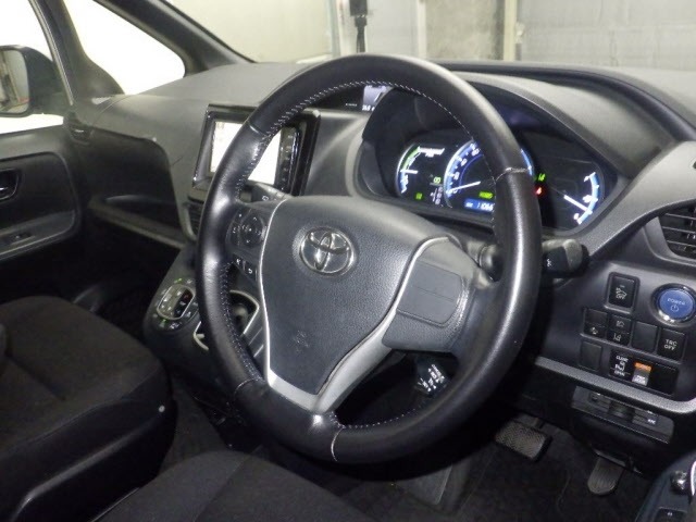 Toyota NOAH 2016 8483042-3