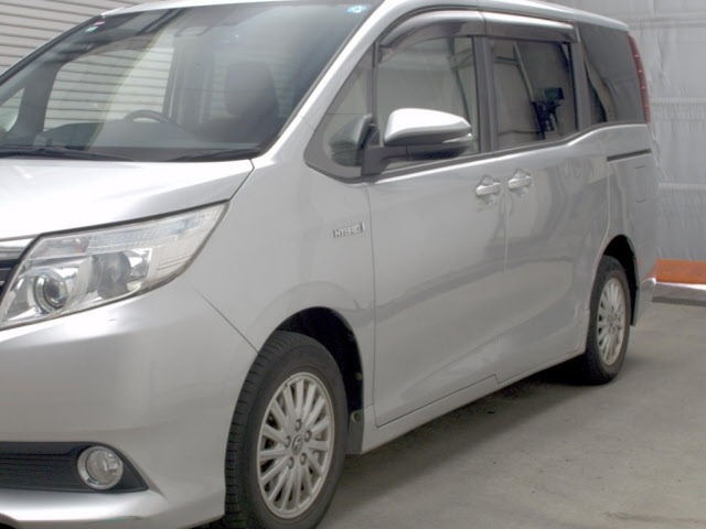 Toyota NOAH 2016 8483042-4