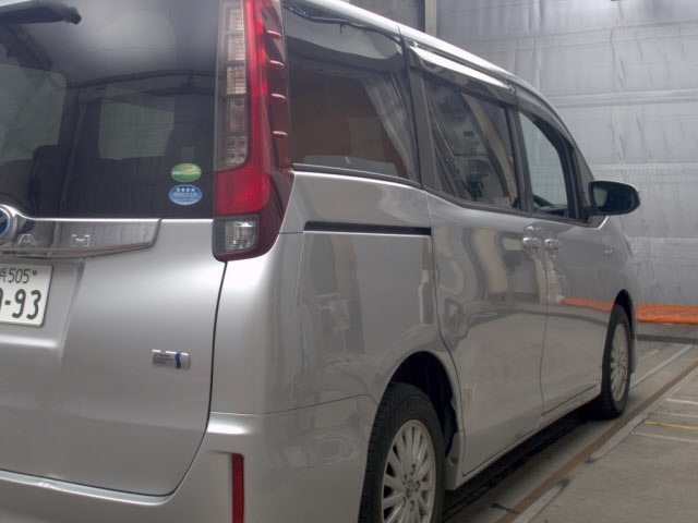 Toyota NOAH 2016 8483042-5