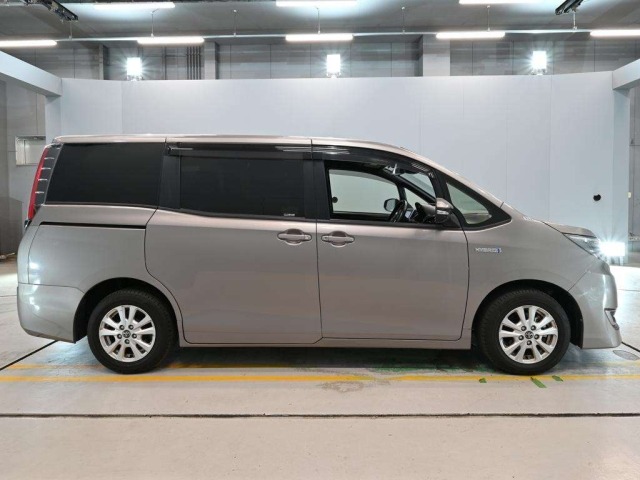 Toyota NOAH 2017 8483068-3