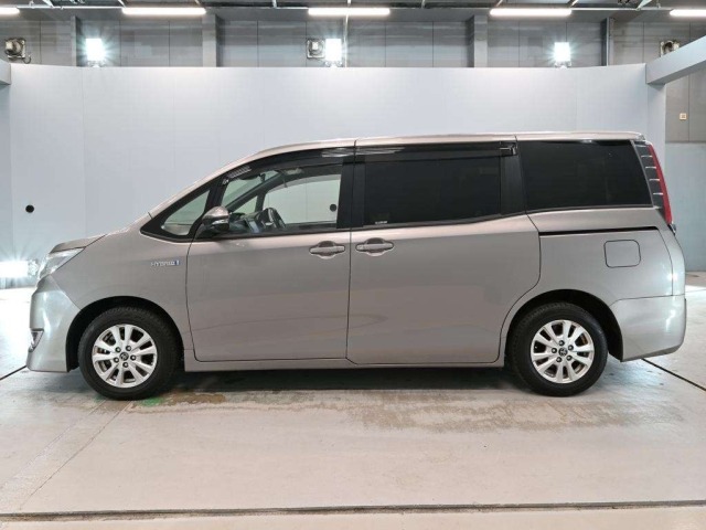 Toyota NOAH 2017 8483068-4