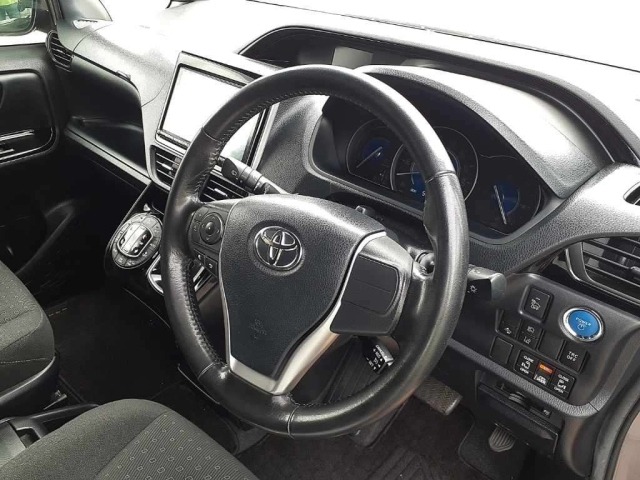 Toyota NOAH 2017 8483068-9