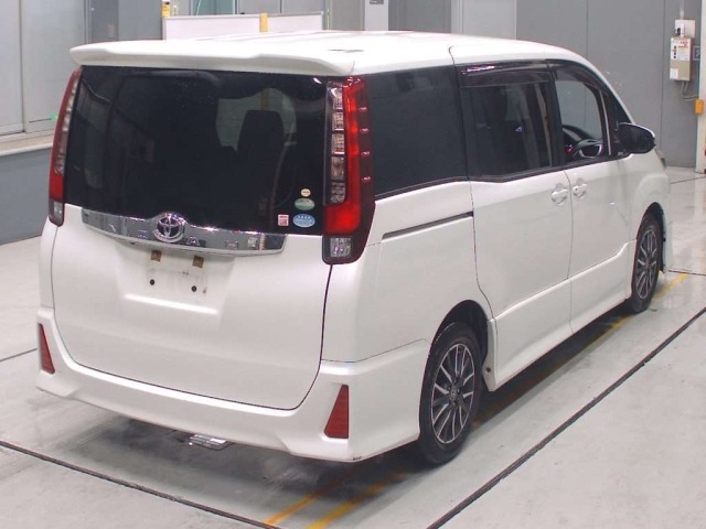 Toyota NOAH 2015 8483076-1