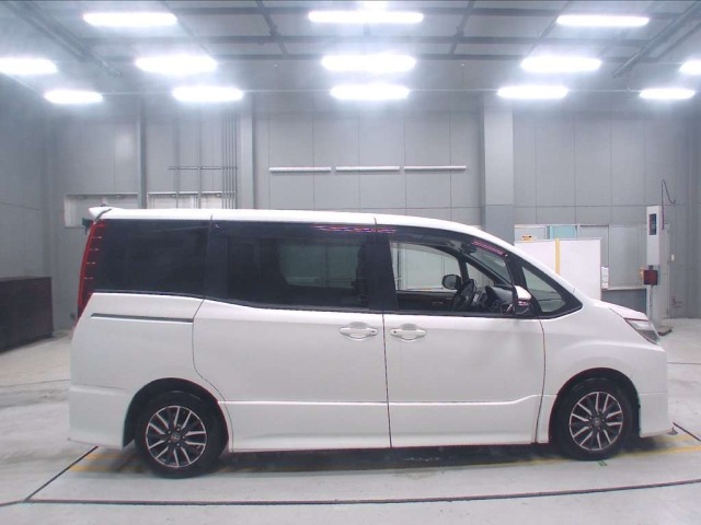Toyota NOAH 2015 8483076-3