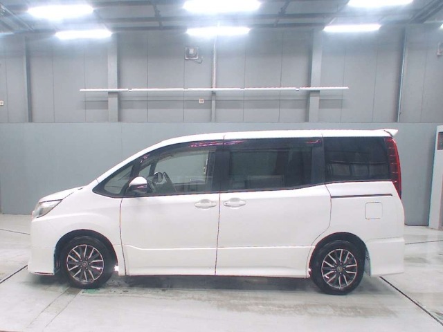 Toyota NOAH 2015 8483076-4