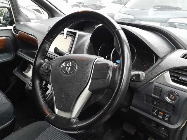 Toyota NOAH 2015 8483076-7