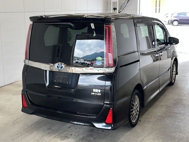 Toyota NOAH 2018 8483099-1