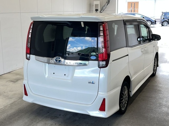 Toyota NOAH 2016 8483104-1