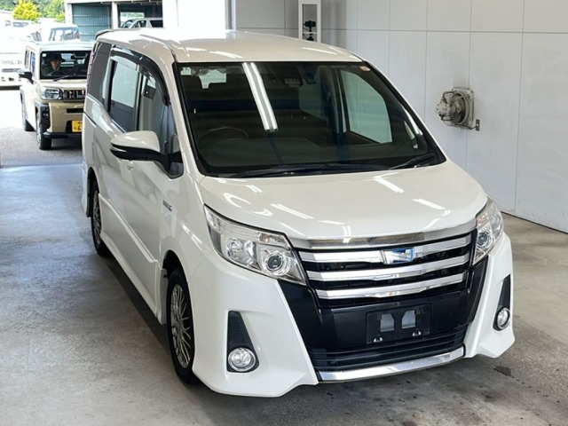 Toyota NOAH 2016 8483104-4