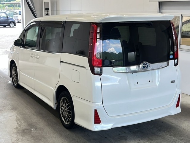 Toyota NOAH 2016 8483104-5