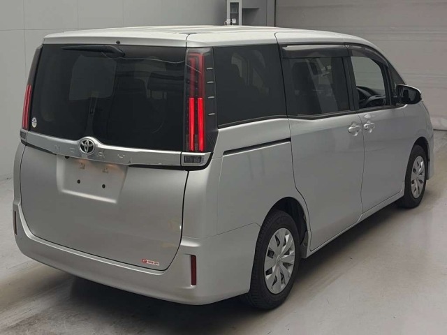 Toyota NOAH 2021 8483108-1