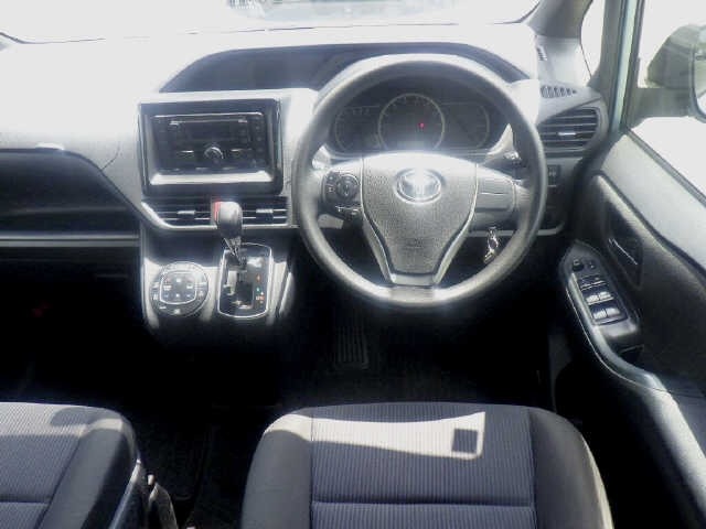 Toyota NOAH 2015 8483112-3