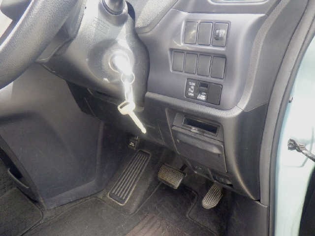 Toyota NOAH 2015 8483112-6