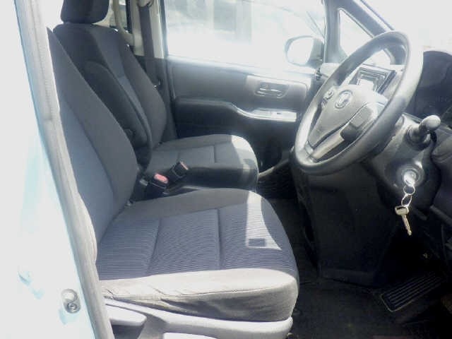 Toyota NOAH 2015 8483112-7
