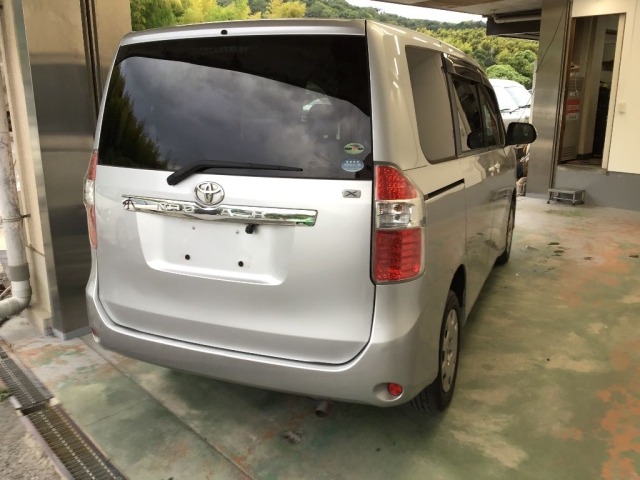 Toyota NOAH 2007 8483122-4
