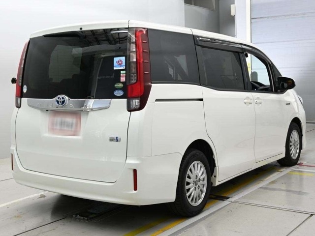 Toyota NOAH 2015 8483171-1