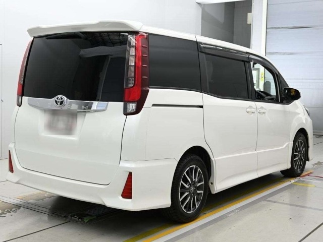Toyota NOAH 2014 8483180-1