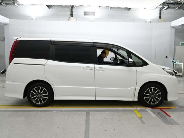 Toyota NOAH 2014 8483180-3