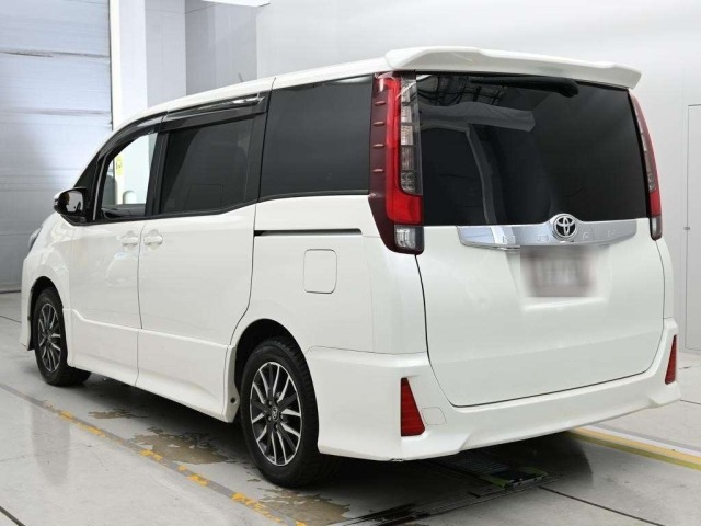 Toyota NOAH 2014 8483180-6