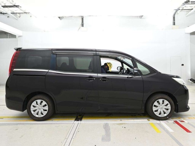 Toyota NOAH 2014 8483182-3