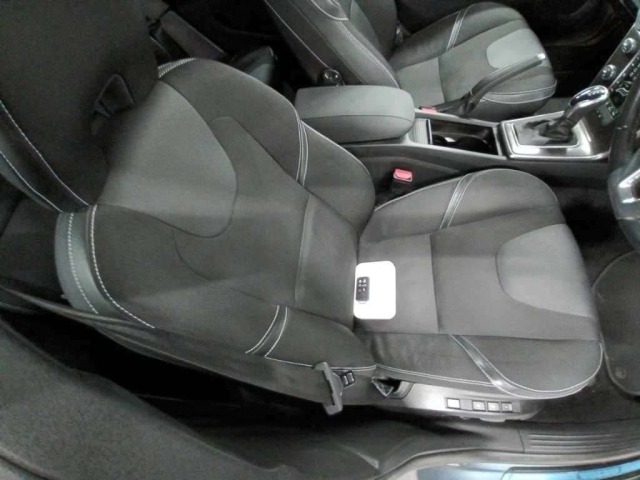 Volvo V40 2013 8490437-10