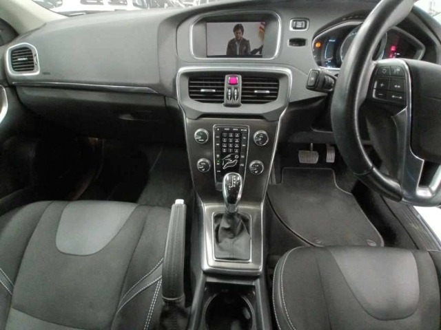 Volvo V40 2013 8490437-11