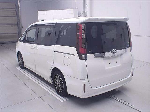 Toyota NOAH 2015 8510827-1