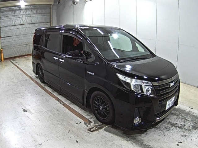 Toyota NOAH 2017 8510858-0