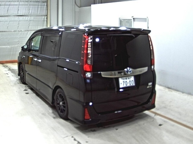 Toyota NOAH 2017 8510858-1