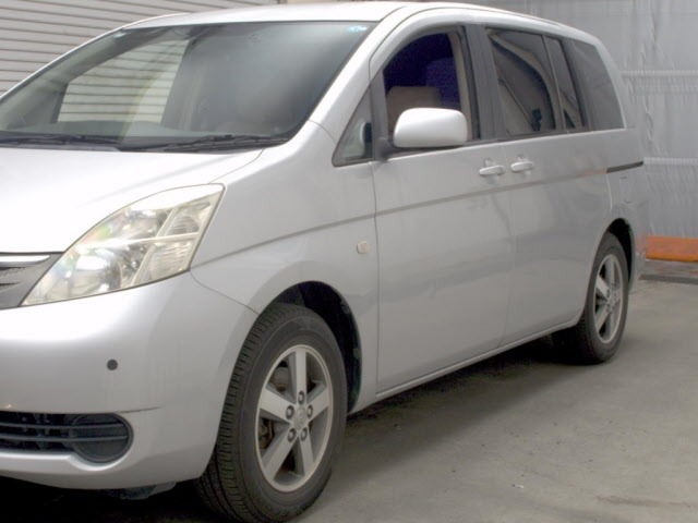 Toyota ISIS 2005 8562652-4