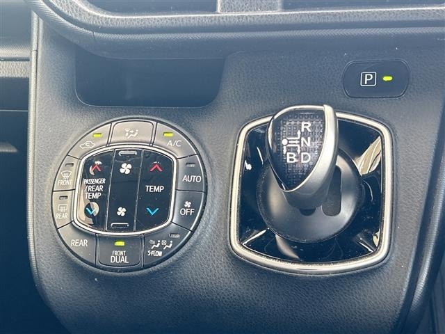 Toyota NOAH 2015 8540369-7