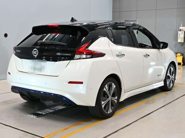 Nissan LEAF 2018 8583573-1