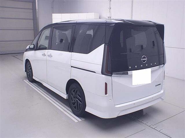 Nissan SERENA 2026 8582960-1