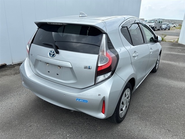 Toyota AQUA 2021 8586372-8